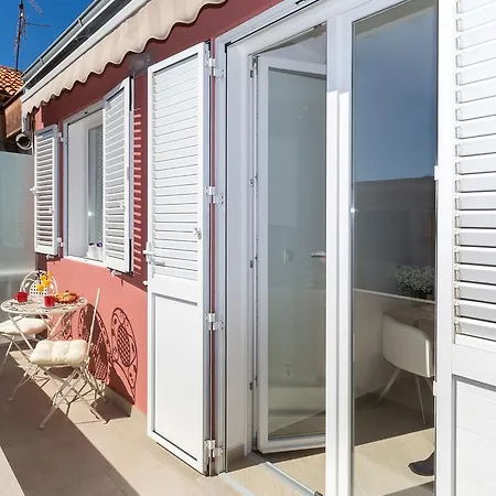 Boutique With Balconies, In Walking Distance To The Sea Апартаменты Задар