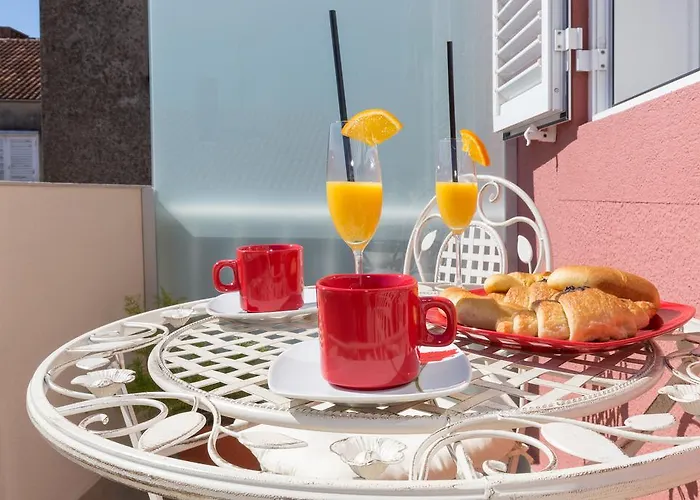 Boutique With Balconies, In Walking Distance To The Sea Daire *