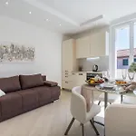 Apartment Boutique With Balconies, In Walking Distance To The Sea *