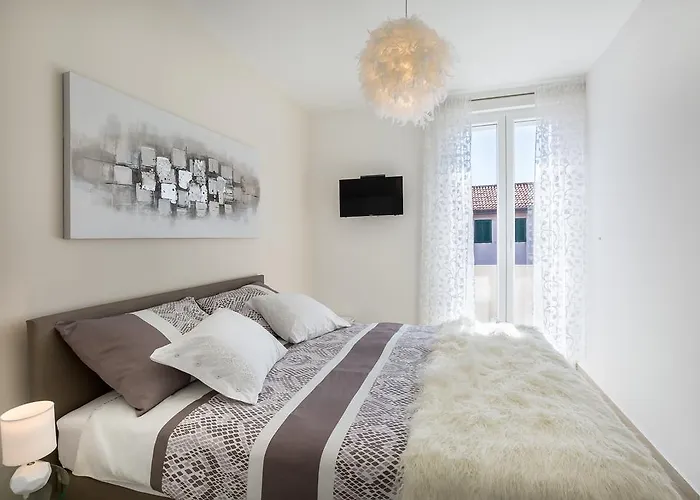 Boutique With Balconies, In Walking Distance To The Sea Zadar