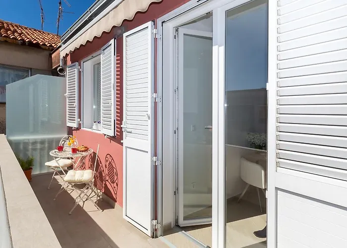 Boutique With Balconies, In Walking Distance To The Sea Apartman Zadar